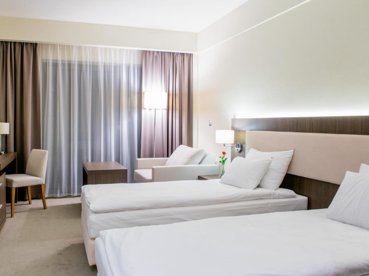 Hotel Kosma Kozmin ภายนอก รูปภาพ