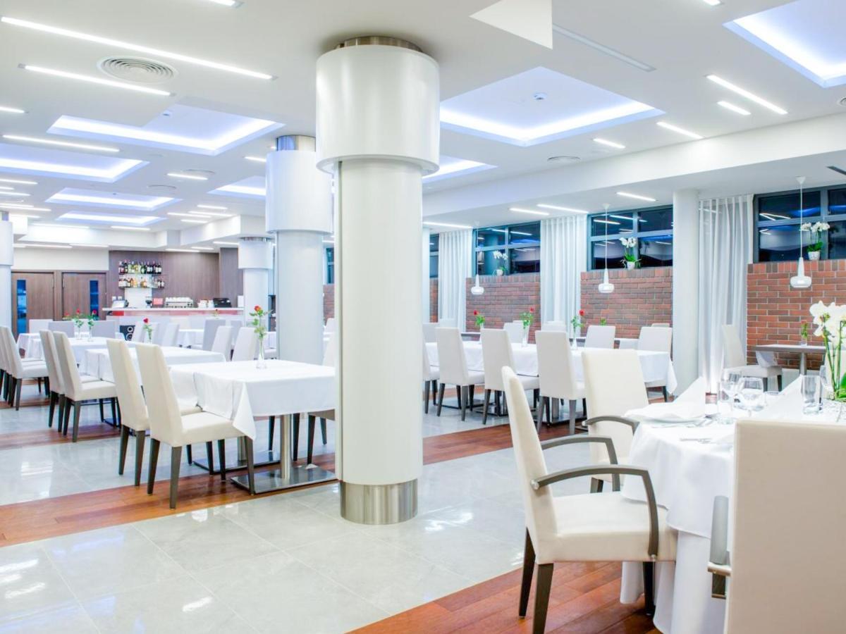 Hotel Kosma Kozmin ภายนอก รูปภาพ