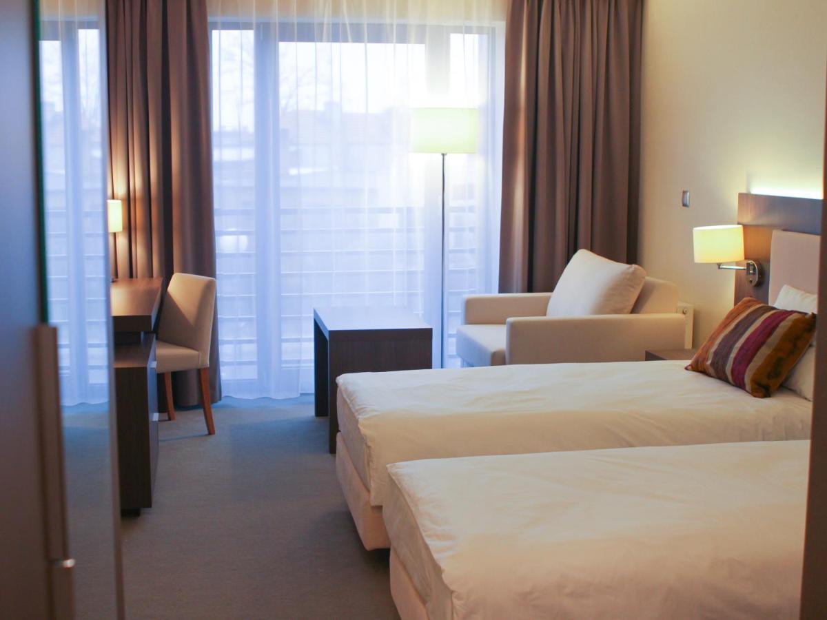 Hotel Kosma Kozmin ภายนอก รูปภาพ