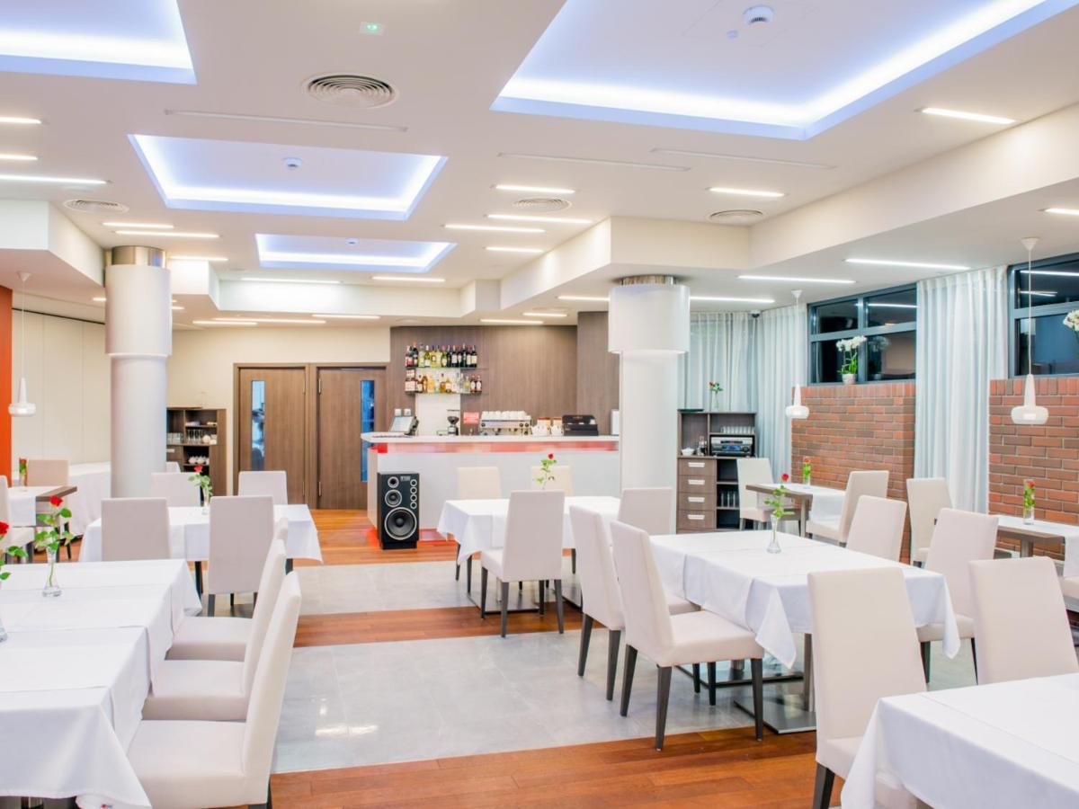 Hotel Kosma Kozmin ภายนอก รูปภาพ