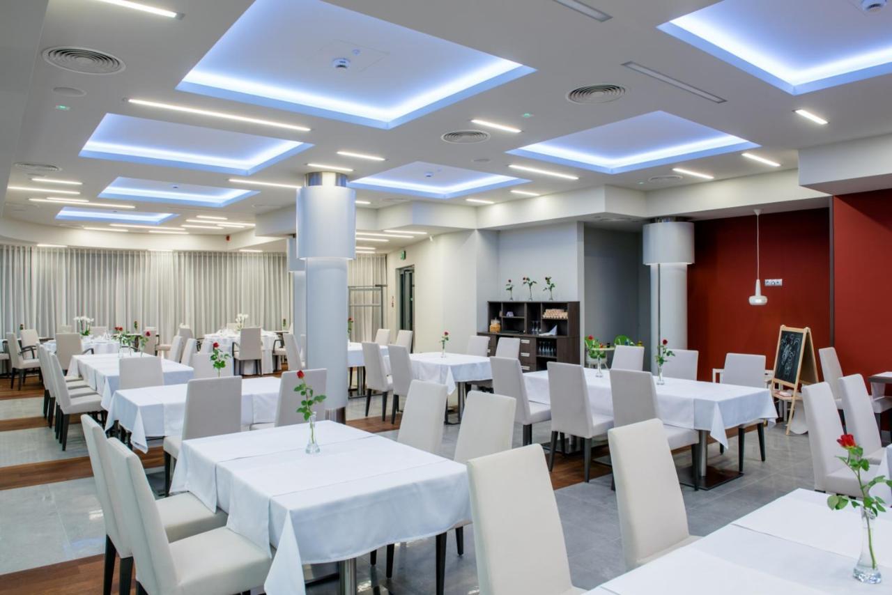 Hotel Kosma Kozmin ภายนอก รูปภาพ