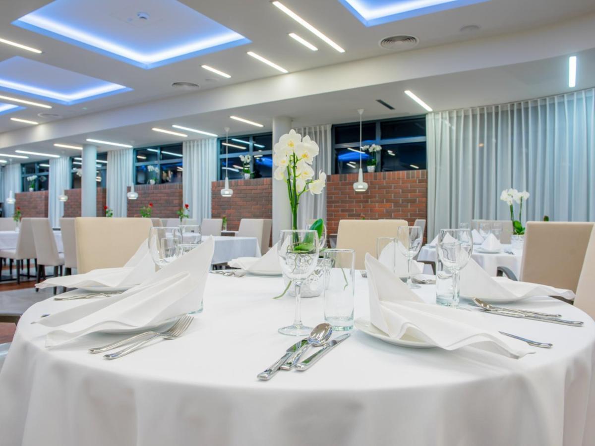 Hotel Kosma Kozmin ภายนอก รูปภาพ